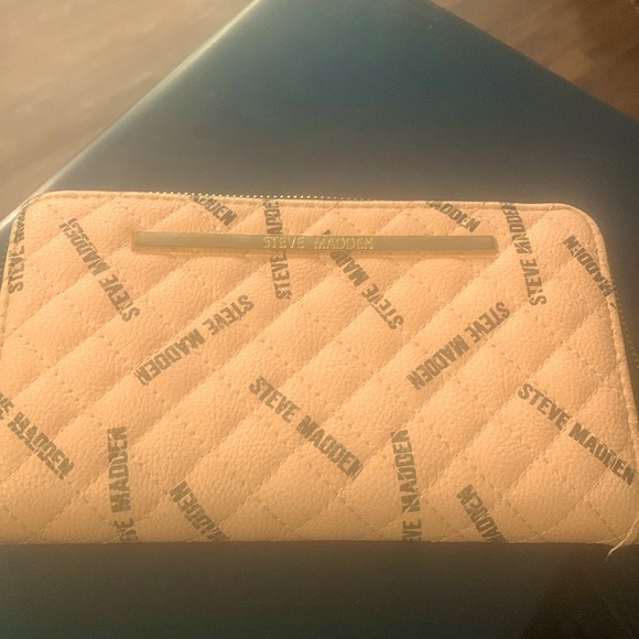 Steve Madden Pink Wallet - Picture 1 of 3